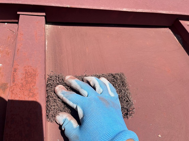 瓦棒屋根　トタン屋根　塗装工事　ケレン作業